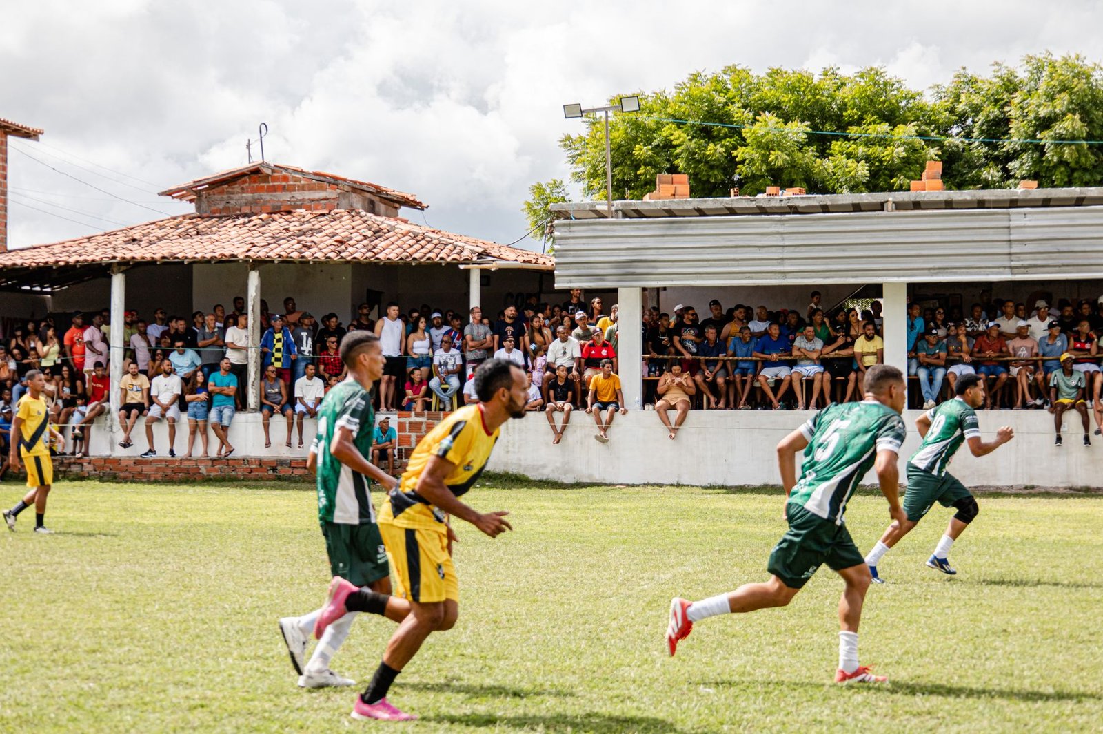 Energetic local soccer match with a vibrant crowd on a sunny day. — La Grada Online: Stay Updated with the Latest Sports News